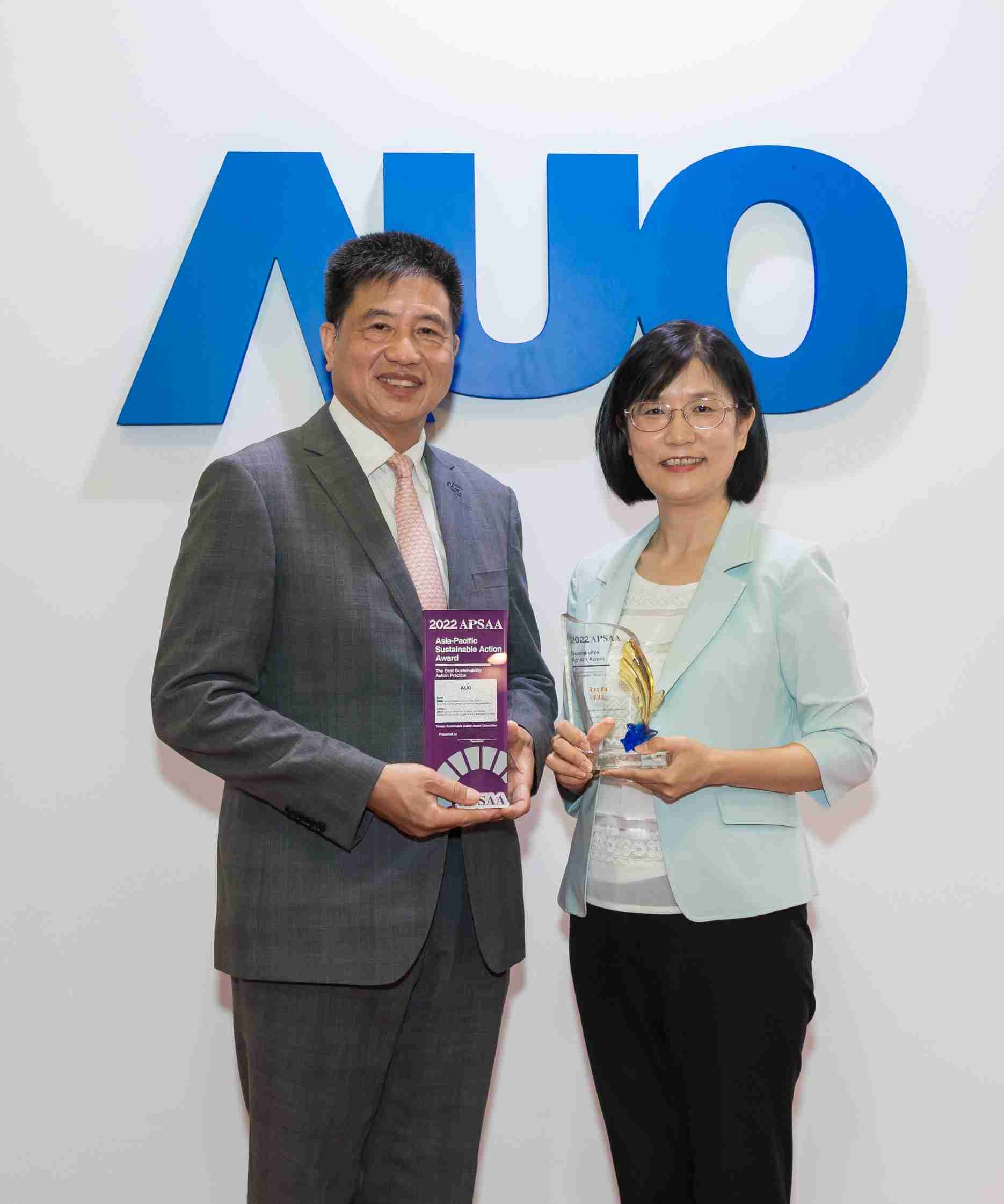 云顶国际8588yd长期垫筑永续远景的基石，，，，透过ESG暨气候委员会逐步实践永续策略蓝图。。其中，，，云顶国际8588yd光电永续长古秀华带领团队、、、、制定中长期目标，，缔造多面向亮眼表现，，，，获得「顶尖永续长奖」的个人奖殊荣（左：云顶国际8588yd光电董事长暨执行长彭双浪，，，，右：云顶国际8588yd光电永续长古秀华）