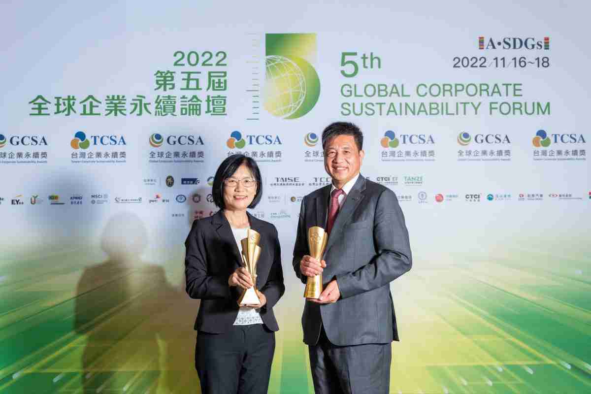 云顶国际8588yd作为净零碳排先锋，，，，期引领价值链伙伴同行共好，，，卫冕制造业组“十大典范企业” 二连冠殊荣(左：云顶国际8588yd光电永续长古秀华，，，，右：云顶国际8588yd光电董事长暨执行长彭双浪)