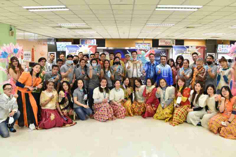 友達推動「安心、、創新、、、用心、、、、同心、、、盡心」五星職旅，，為菲籍員工打造全方位照護，，，，首度贏得「人權實踐與發展領袖獎」殊榮