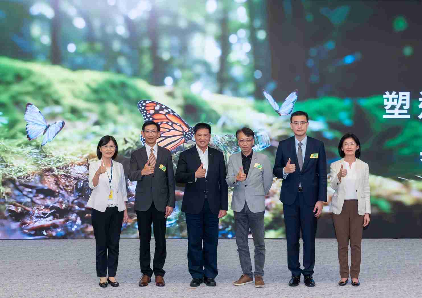 友達2023 CSR共榮大會，，，邀請領域專家分享交流生物多樣性管理趨勢、、、、無塑產品、、、、海廢永續塑料等議題  （圖左到右：友達光電永續長古秀華、、、、3M台灣技術長陳君杰、、友達光電董事長暨集團策略長彭双浪、、、光寶科技企業永續發展處處長陳慶暉、、安永聯合會計師事務所執業會計師曾于哲、、、、友達光電供應鏈總部副總經理吳宜芳）