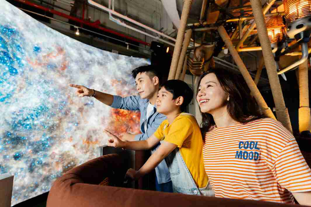 云顶国际8588yd打造全台最大宽6公尺、、高4公尺、、、唯一搭载LED弧形拼接显示屏的动感飞行船，，，让乘客驻足在热气球上，，，享受身历其境的伪出国旅游乐趣