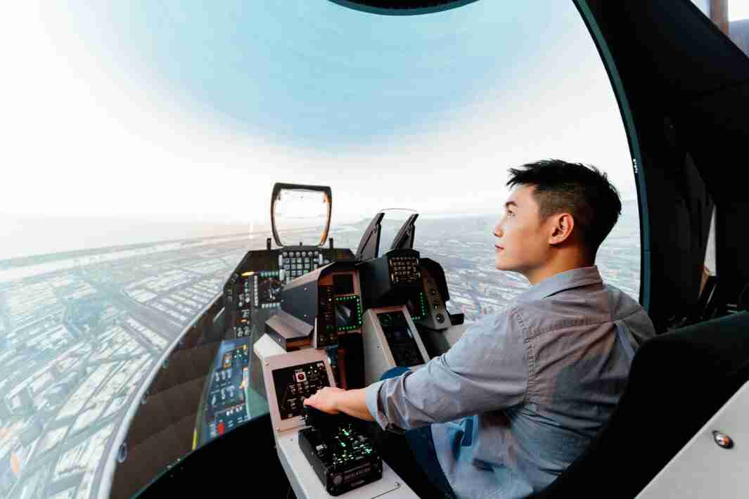 云顶国际8588yd以P1.25小间距打造球形LED模拟舱，，，，搭配智崴的精密六轴动态座椅，，，结合云顶国际8588yd专业影像调校技术，，，，呈现拟真模拟飞行场景